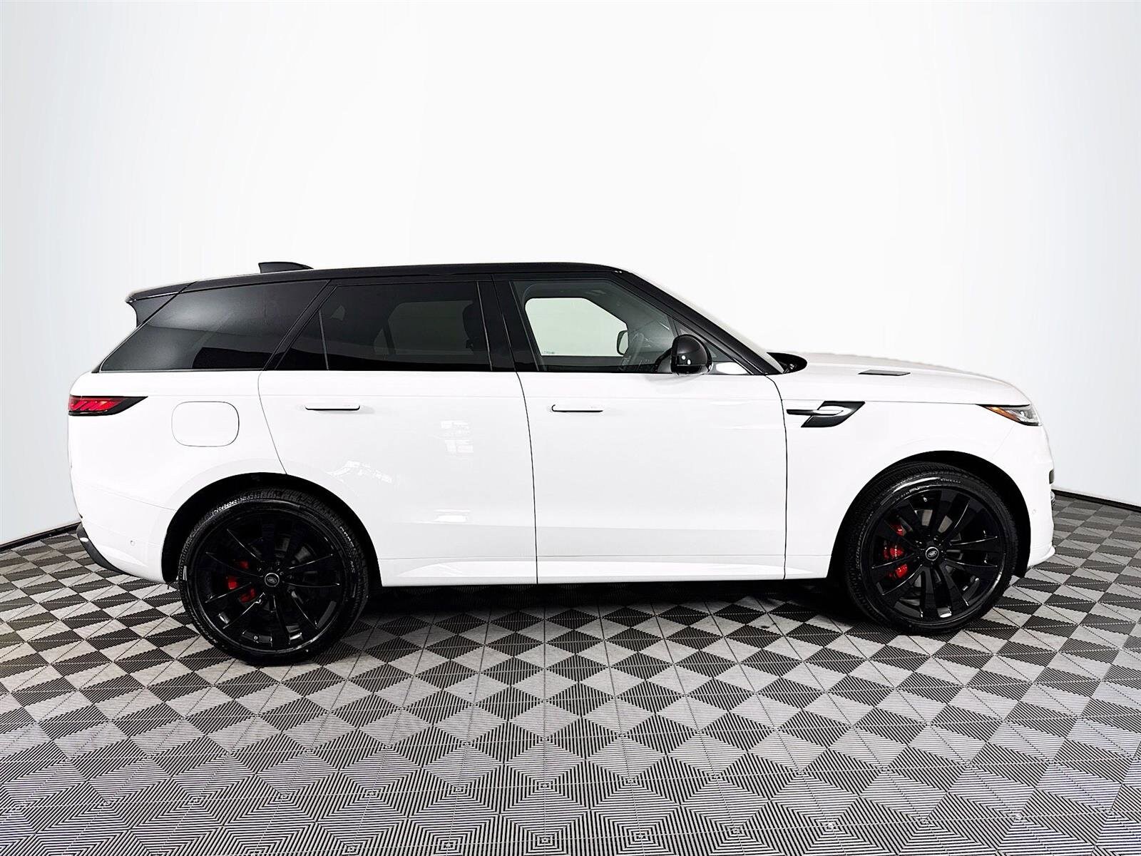 2025 Land Rover Range Rover Sport SE photo 4