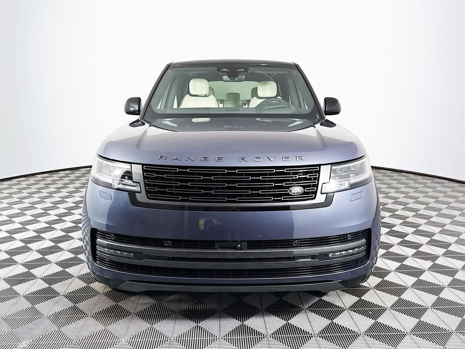2025 Land Rover Range Rover SE photo 2