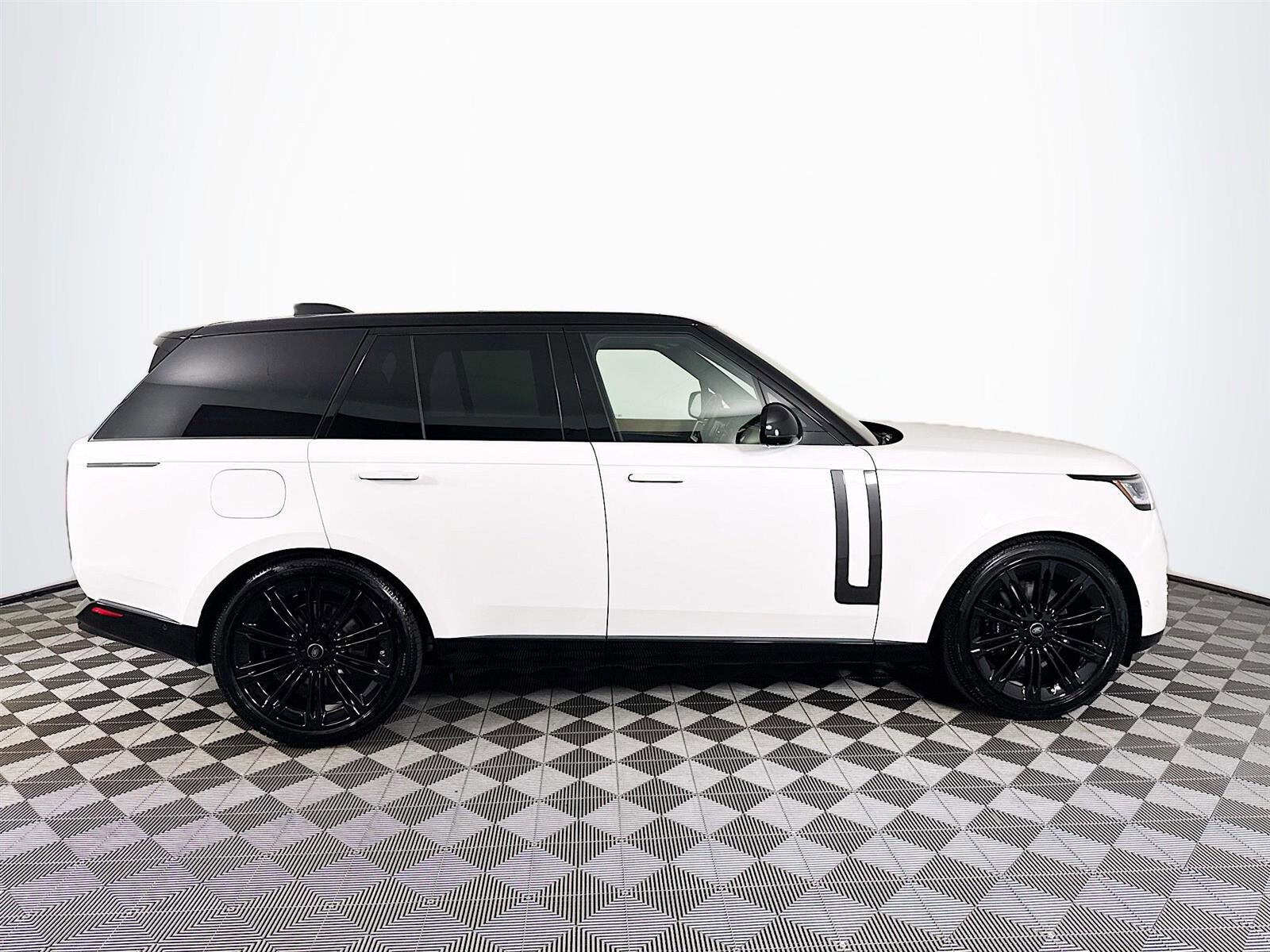 2025 Land Rover Range Rover SE photo 2
