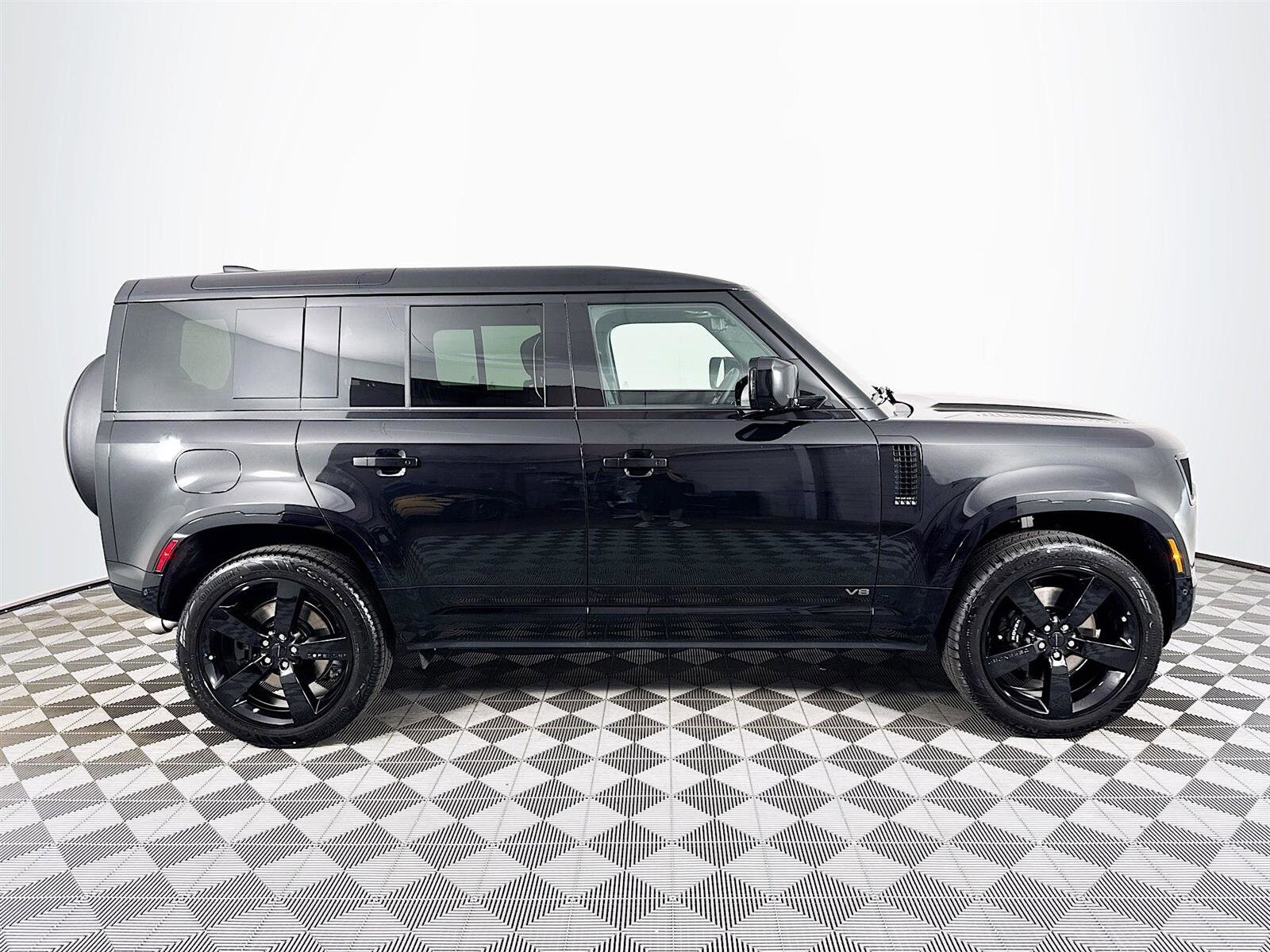 2026 Land Rover Defender 110 photo 4