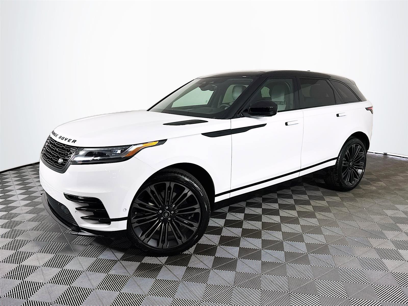 2026 Land Rover Range Rover Velar Dynamic SE's photo