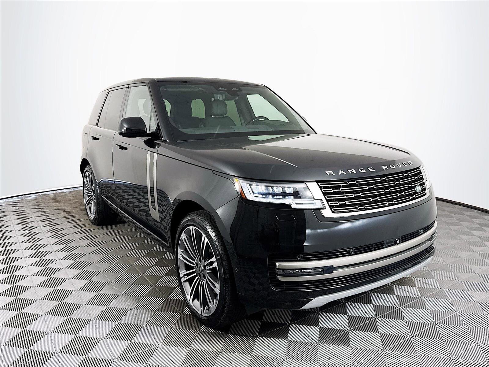 2025 Land Rover Range Rover SE photo 3