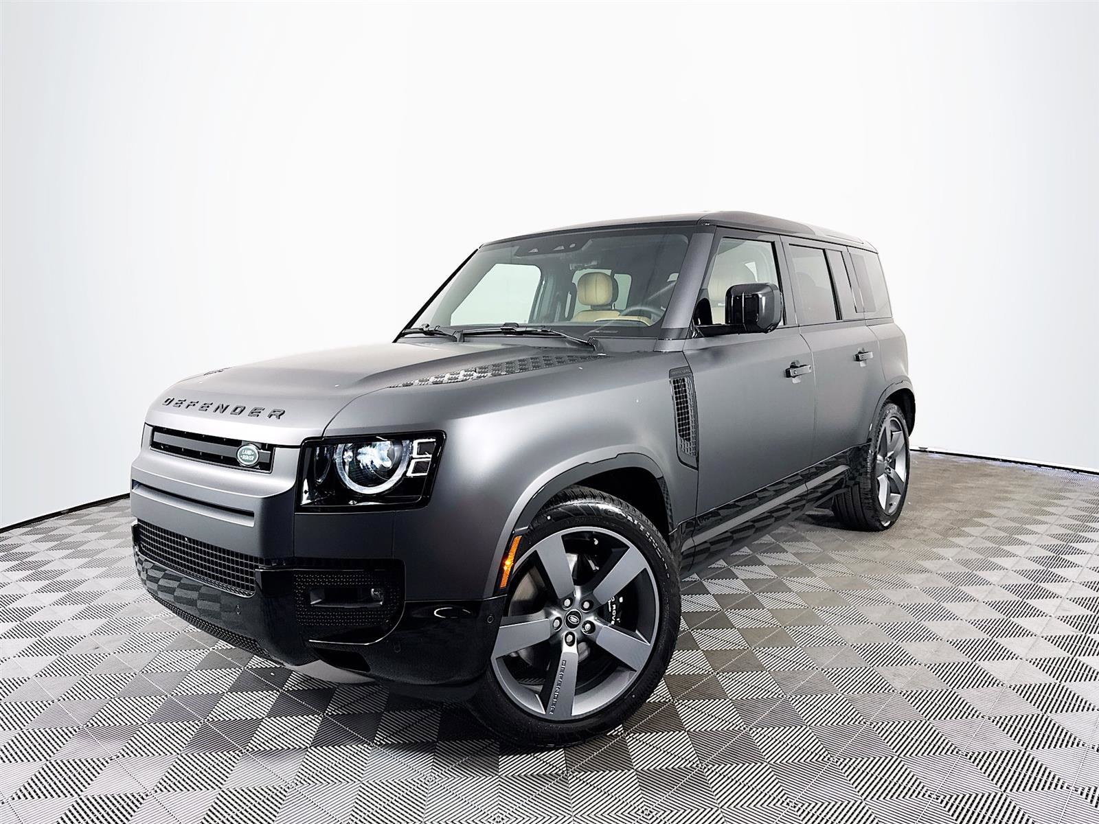 2025 Land Rover Defender V8's photo