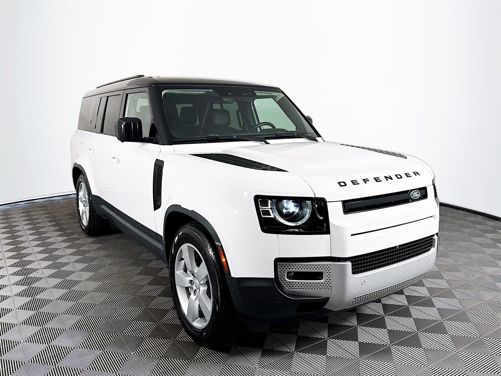 2023 Land Rover Defender 130 SE photo 3