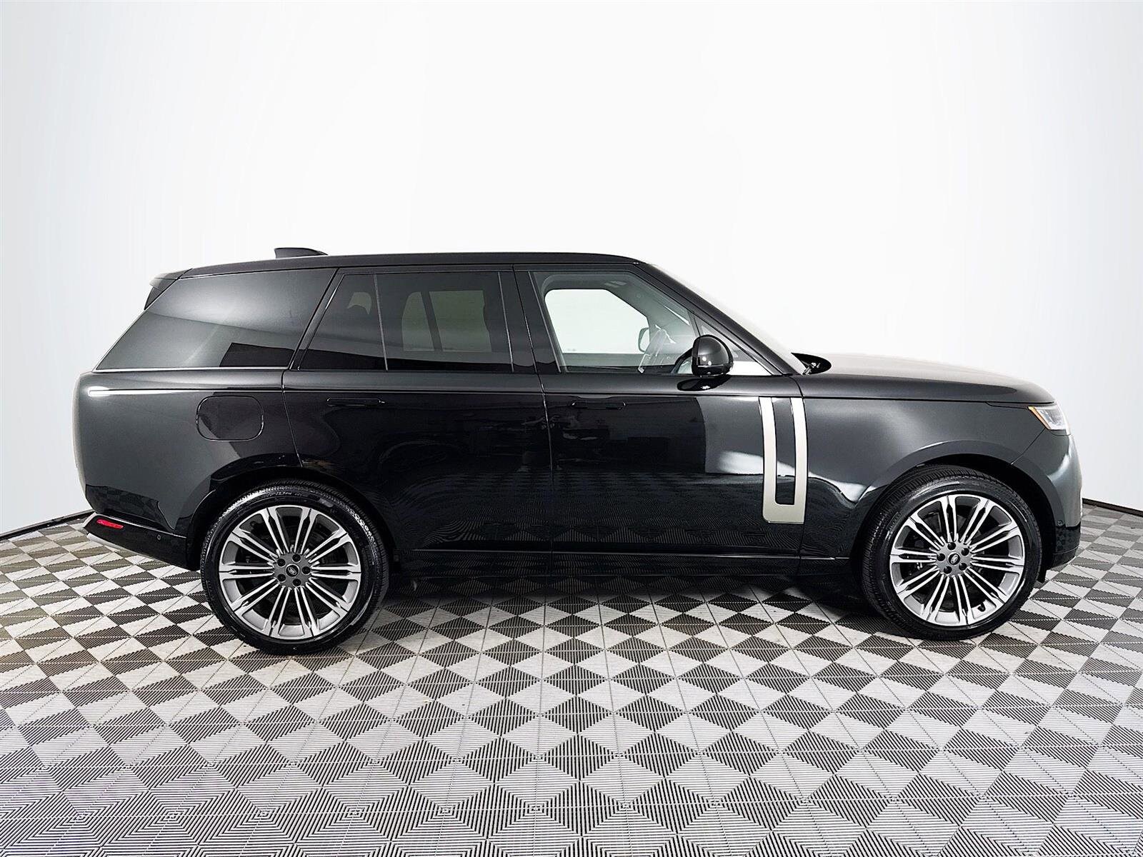 2025 Land Rover Range Rover SE photo 4