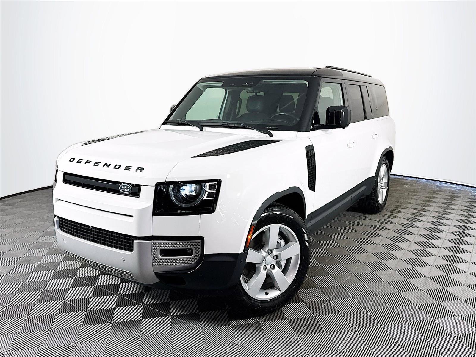 2023 Land Rover Defender SE's photo