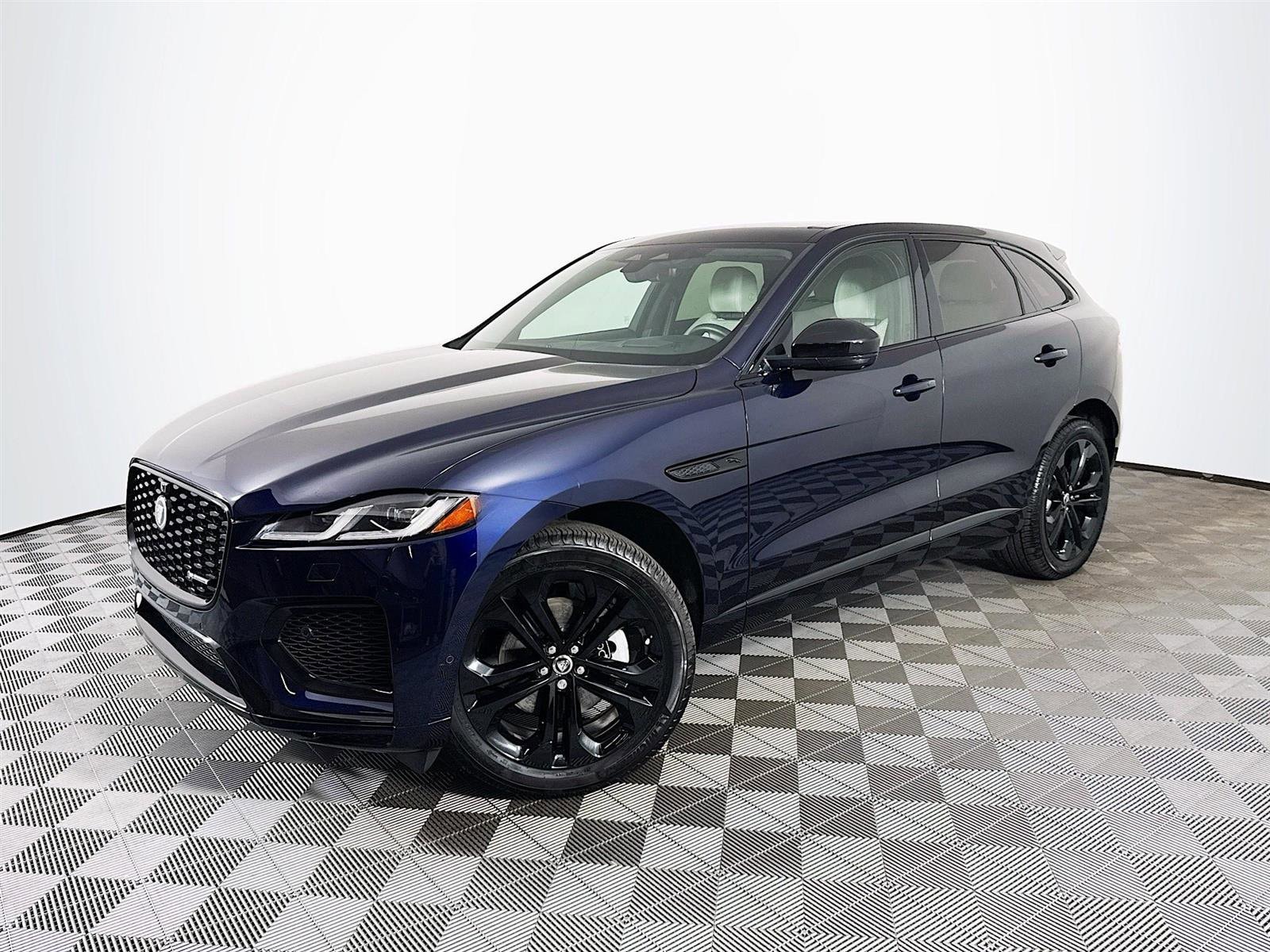 2025 Jaguar F-PACE R-Dynamic S's photo