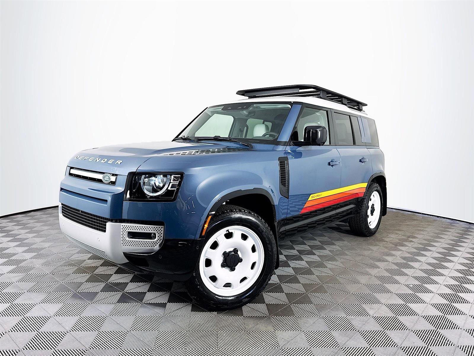 2025 Land Rover Defender S's photo