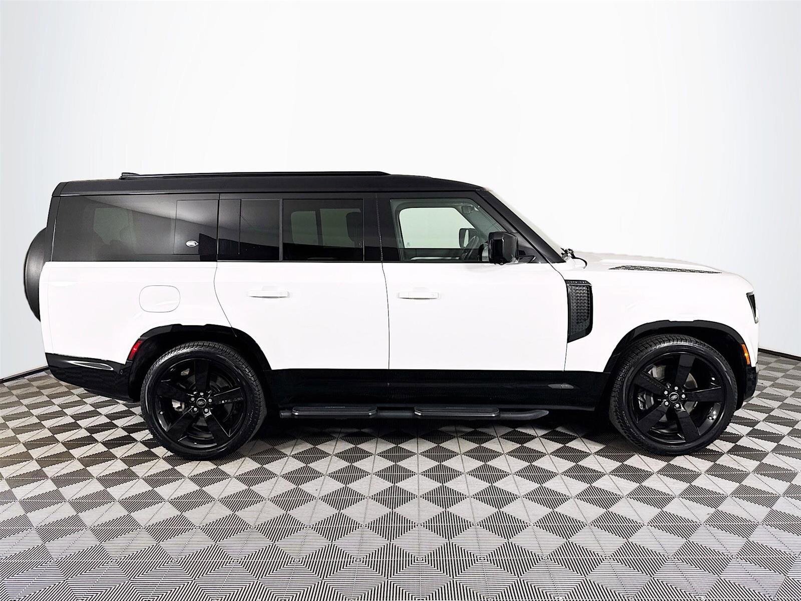 2024 Land Rover Defender 130 X-Dynamic SE photo 4