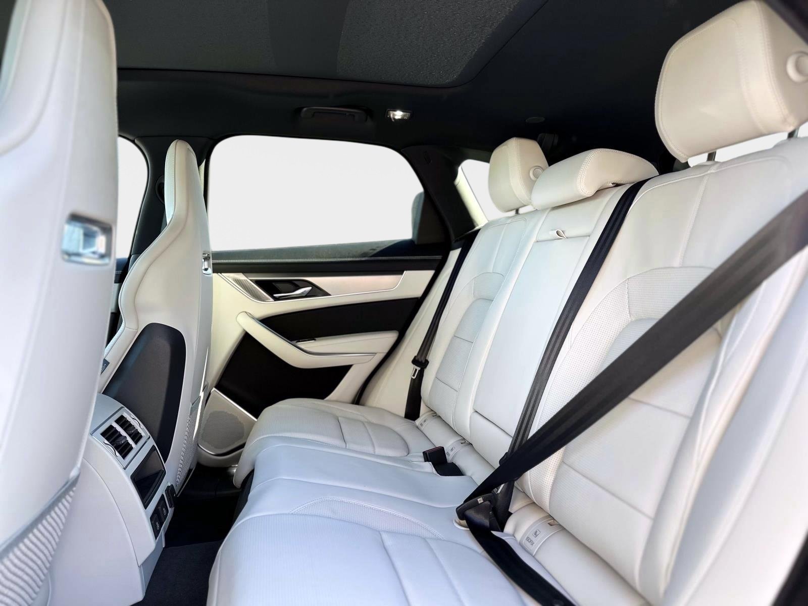 2026 Jaguar F-Pace R-Dynamic S - Photo 9
