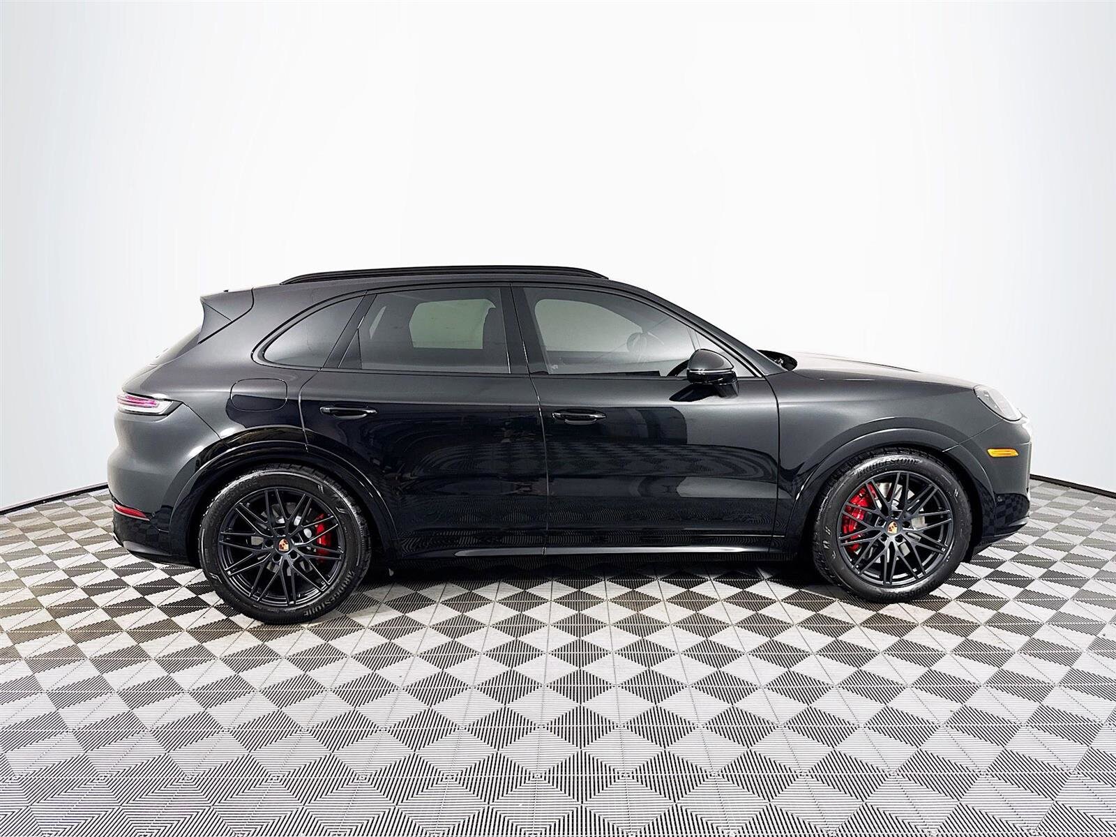 2025 Porsche Cayenne GTS photo 2