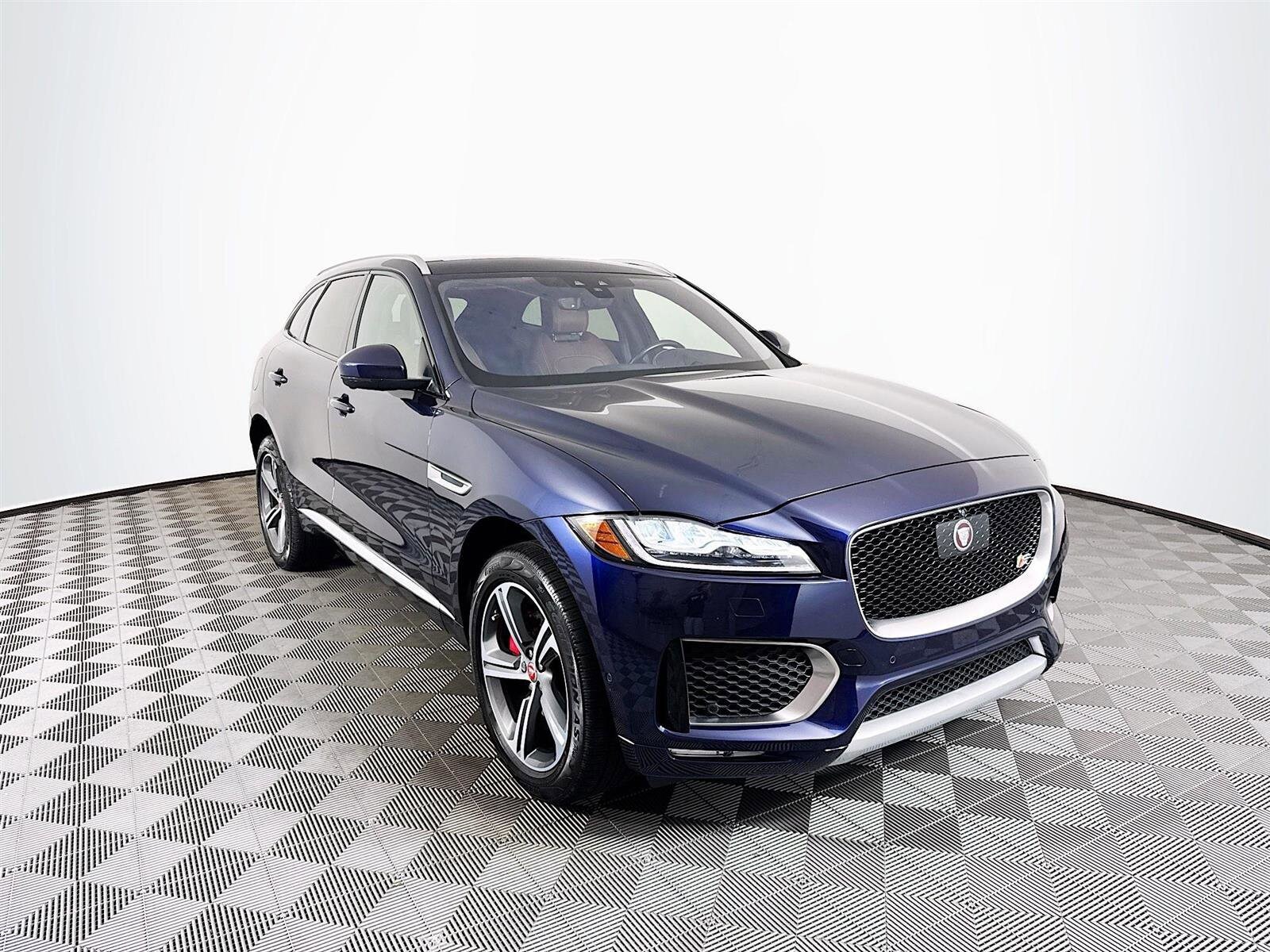 2019 Jaguar F-PACE S photo 3