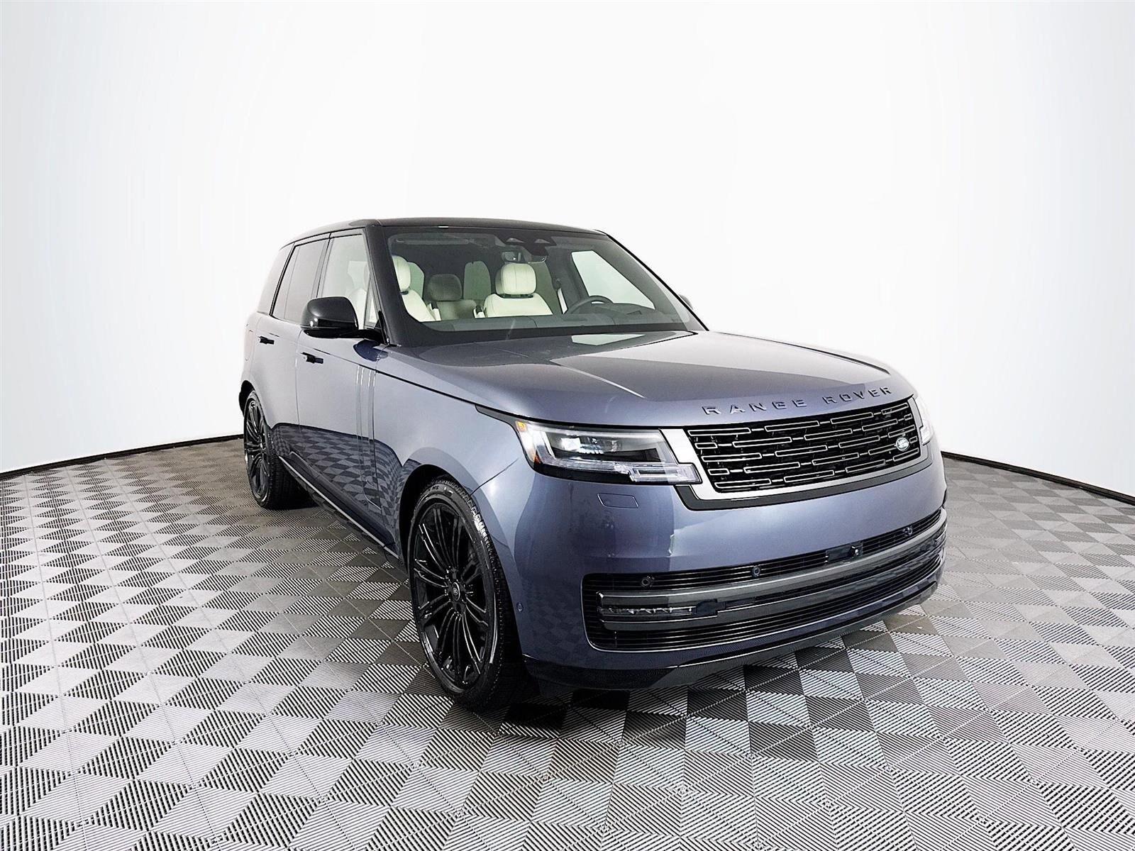 2025 Land Rover Range Rover SE photo 3