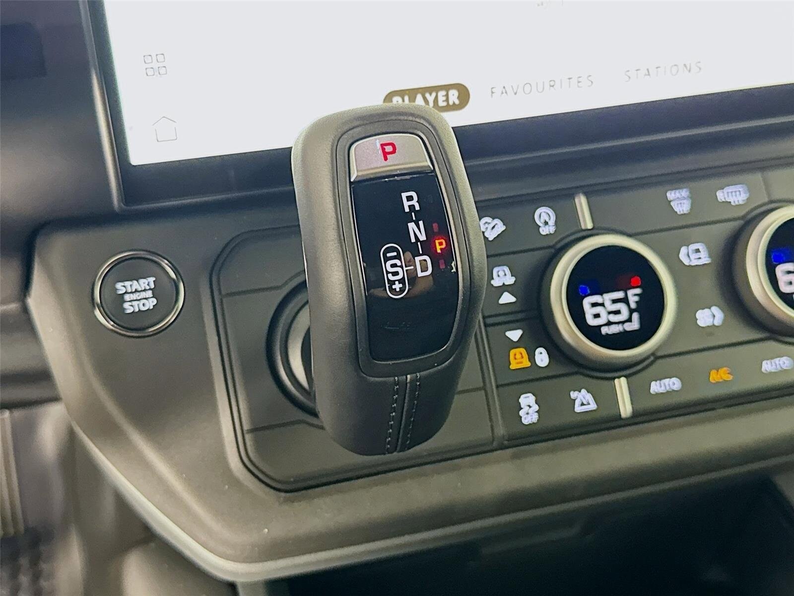 2026 Land Rover Defender X-Dynamic SE | CarEdge | CarEdge
