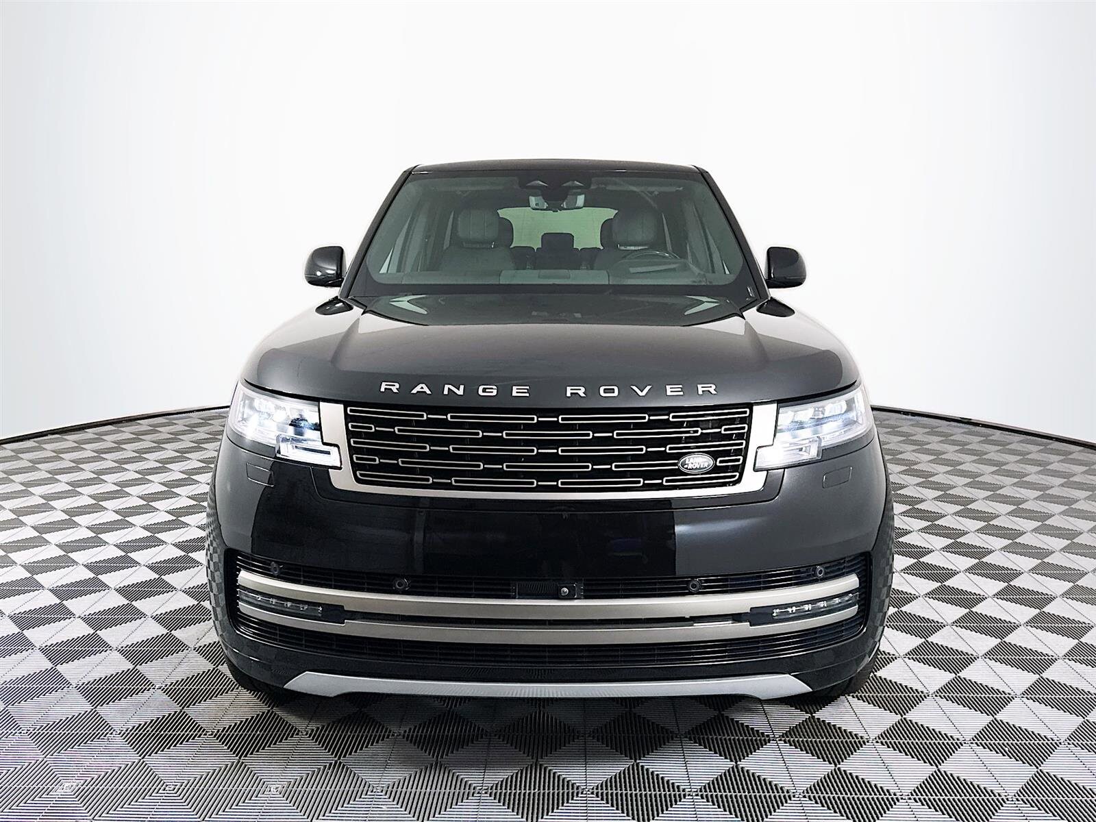 2025 Land Rover Range Rover SE photo 2