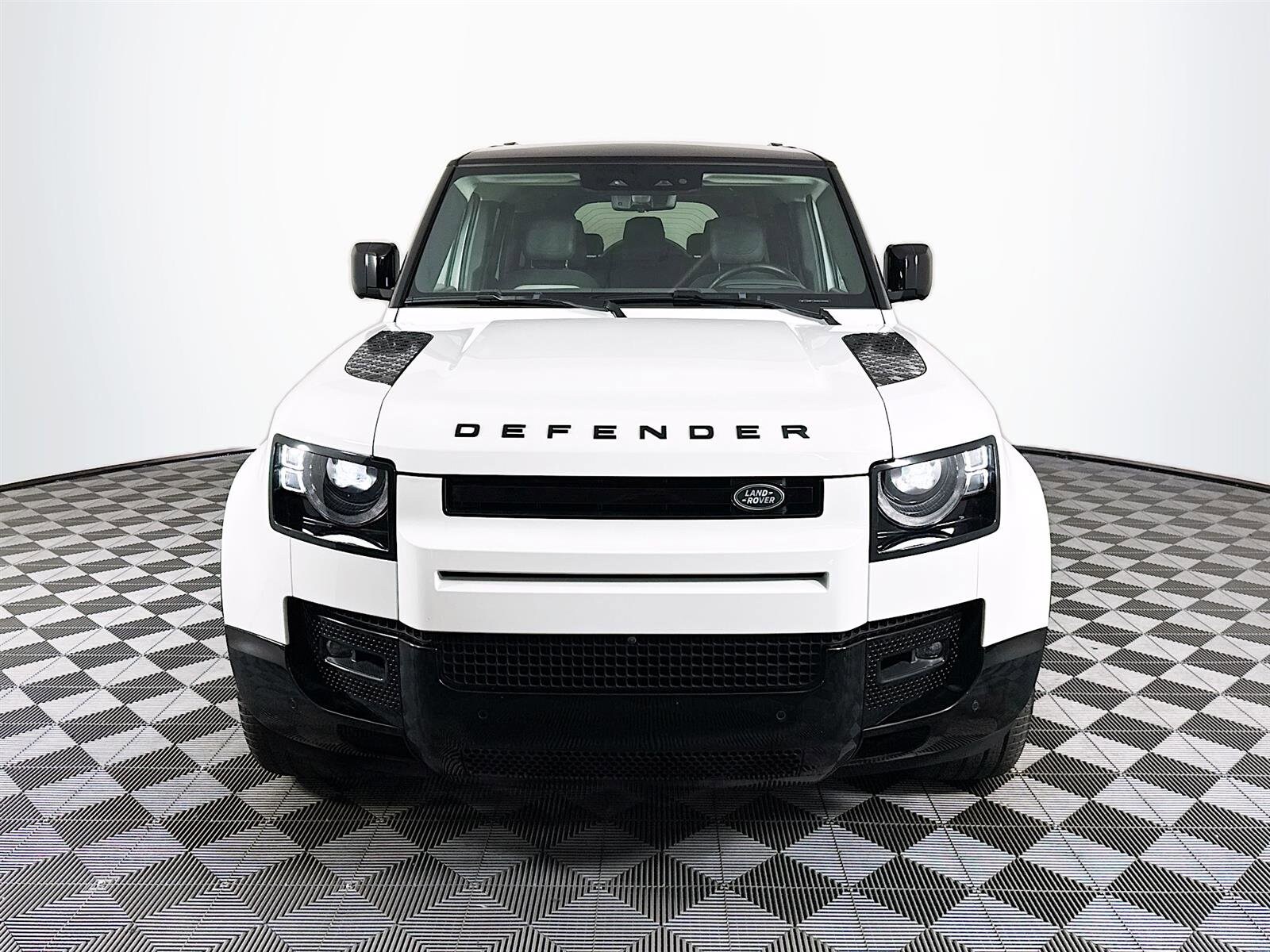 2024 Land Rover Defender 130 X-Dynamic SE photo 2