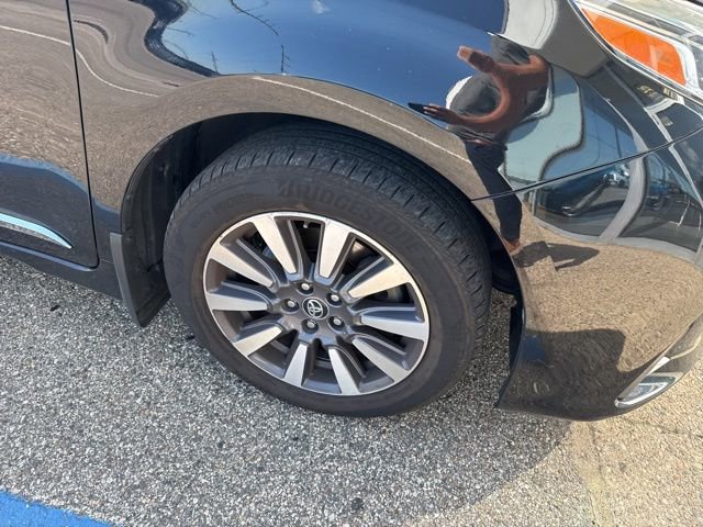 2020 Toyota Sienna Limited Premium photo 2