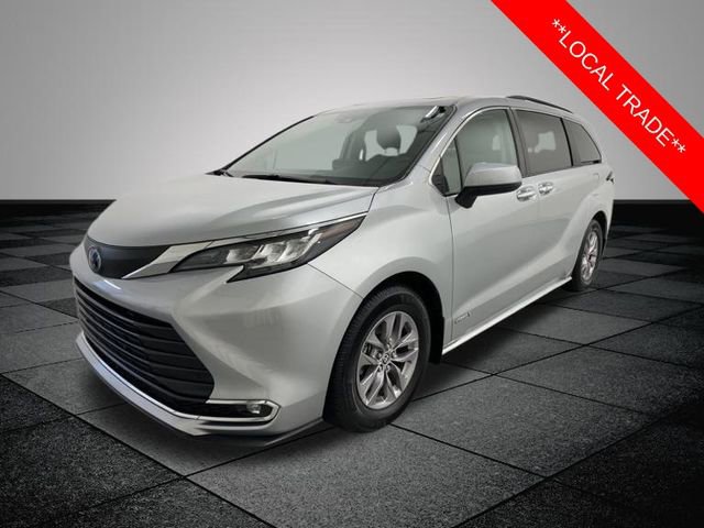 2021 Toyota Sienna XLE photo 3