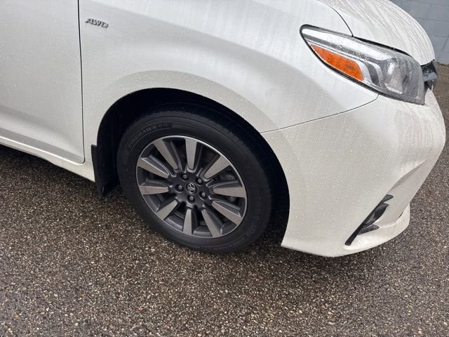 2018 Toyota Sienna Limited Premium photo 2