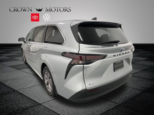 2025 Toyota Sienna XLE photo 4