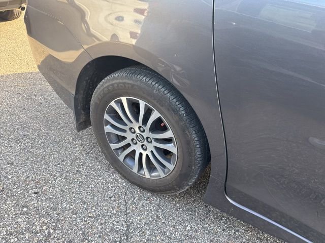 2018 Toyota Sienna XLE photo 3