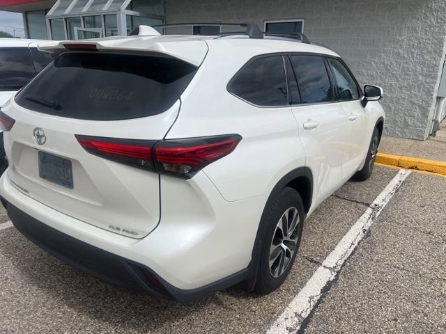 2021 Toyota Highlander XLE photo 2