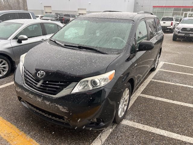 2017 Toyota Sienna LE photo 3