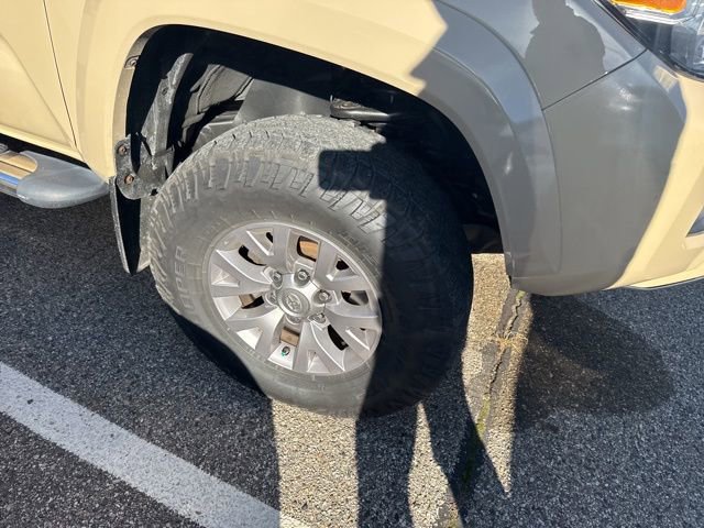 2017 Toyota Tacoma SR5 photo 2