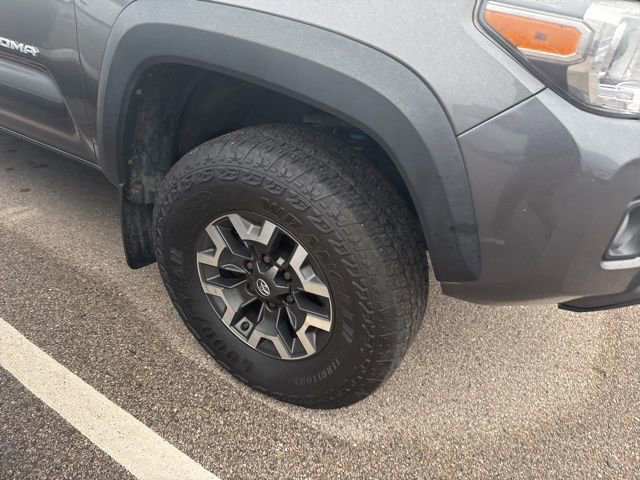 2017 Toyota Tacoma TRD Off-Road photo 2