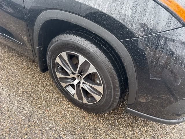 2023 Toyota Highlander XLE photo 2