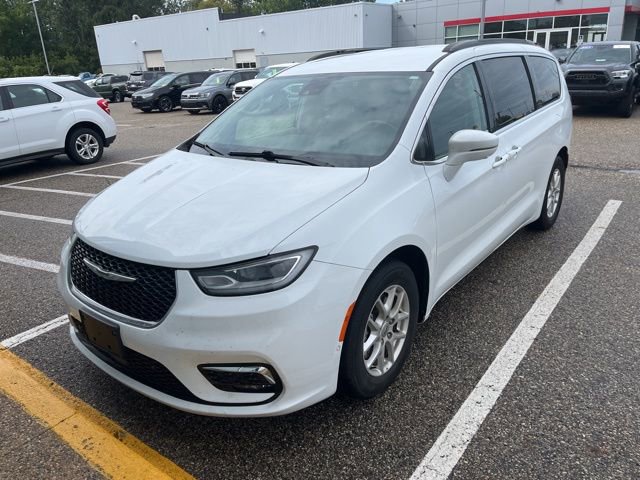 2022 Chrysler Pacifica Touring L photo 2