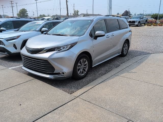 2021 Toyota Sienna XLE photo 3