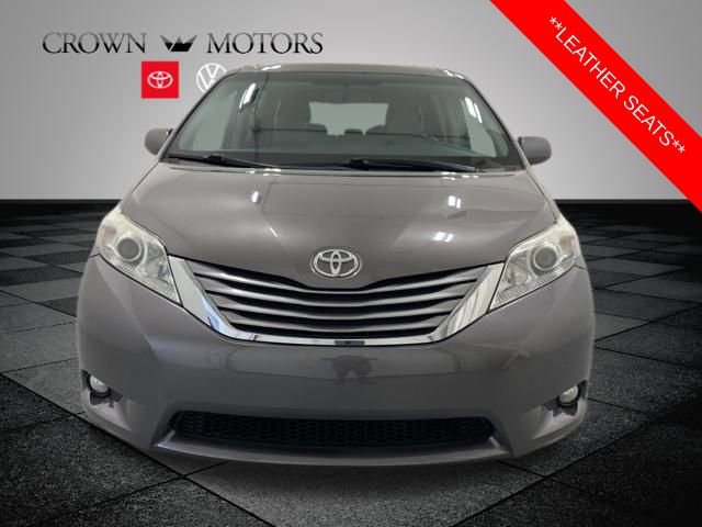 2016 Toyota Sienna XLE photo 2