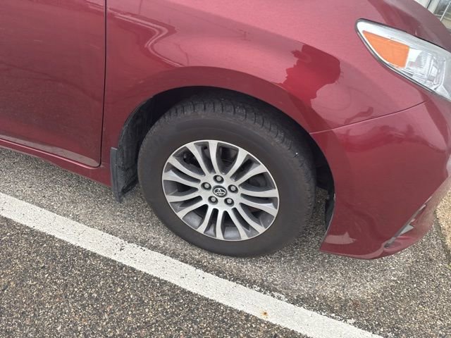 2018 Toyota Sienna XLE photo 2