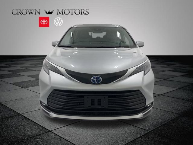 2025 Toyota Sienna XLE photo 2