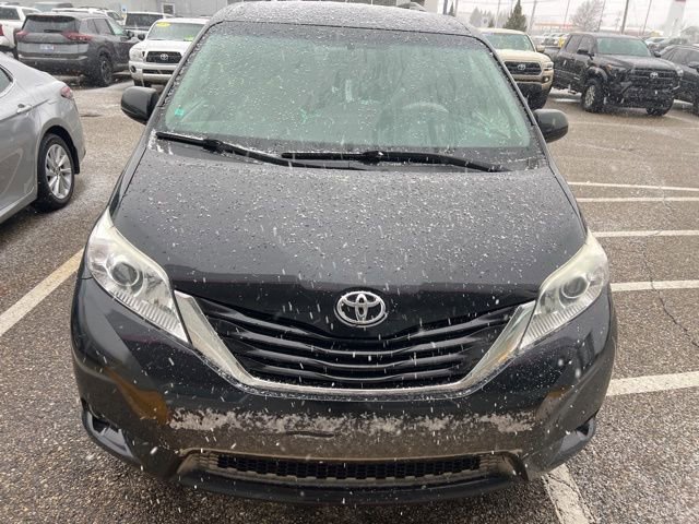 2017 Toyota Sienna LE photo 2