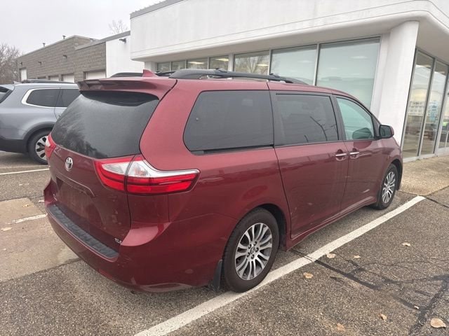 2018 Toyota Sienna XLE photo 4