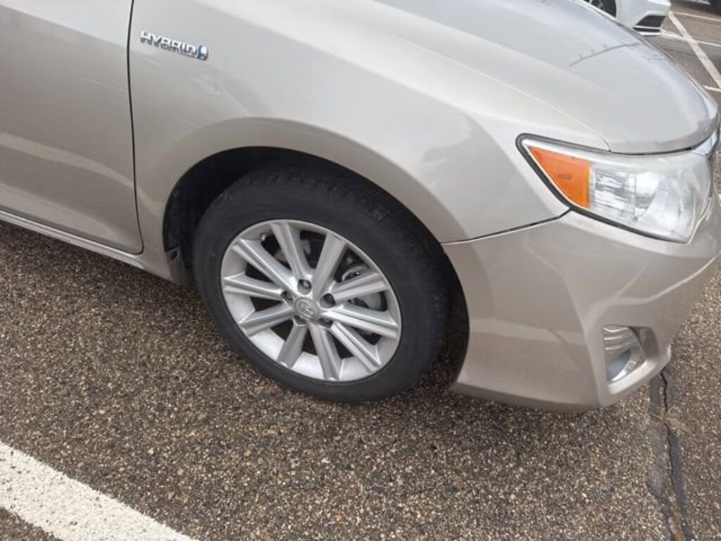 Used 2014 Toyota Camry Hybrid XLE Sedan