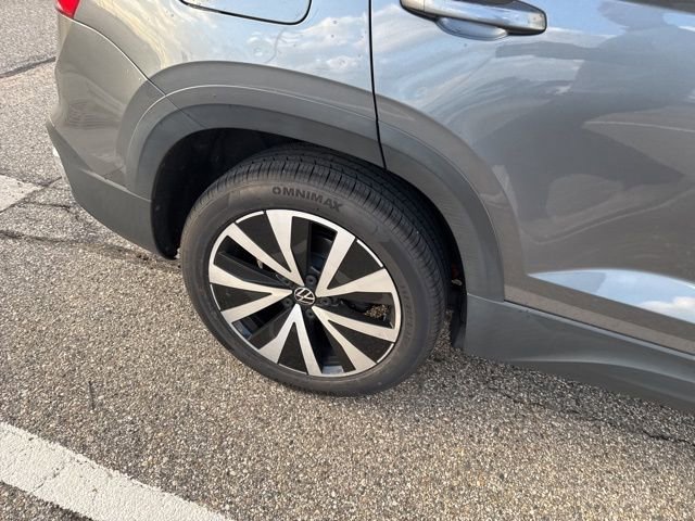 2022 Volkswagen Taos SE photo 2