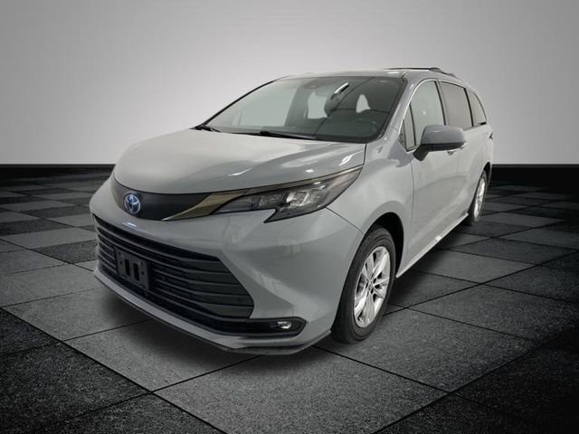 2022 Toyota Sienna XLE Woodland Edition photo 3