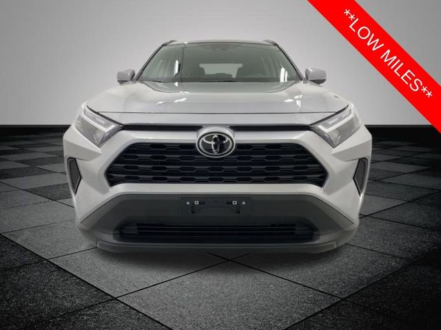 2022 Toyota RAV4 XLE photo 2