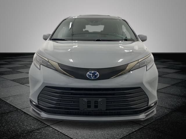 2022 Toyota Sienna XLE Woodland Edition photo 2