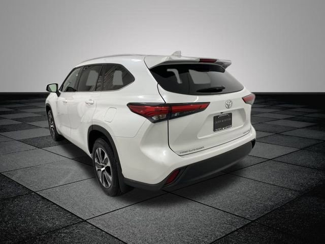 2022 Toyota Highlander XLE photo 2