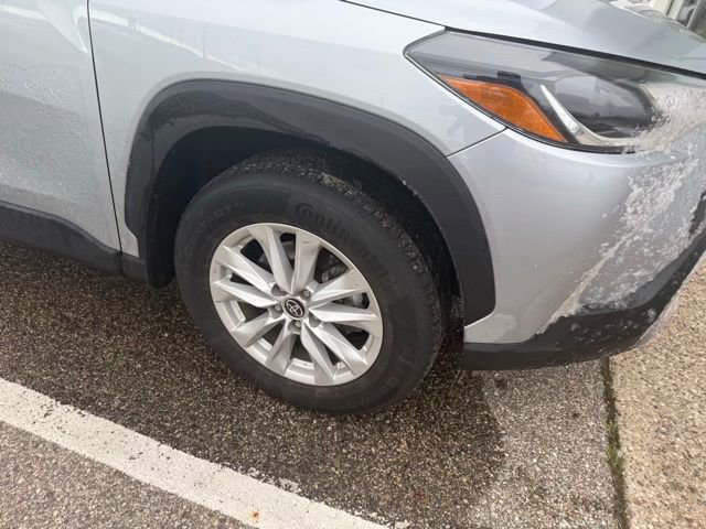 2022 Toyota Corolla Cross LE photo 2