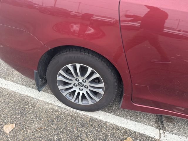 2018 Toyota Sienna XLE photo 3