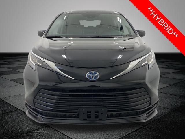 2022 Toyota Sienna LE photo 2