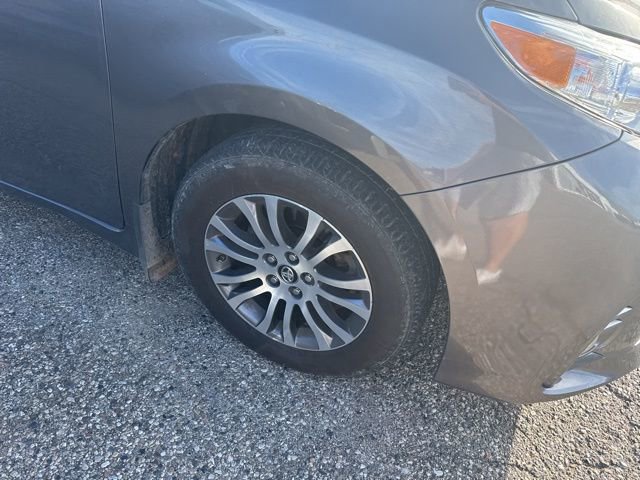 2018 Toyota Sienna XLE photo 2