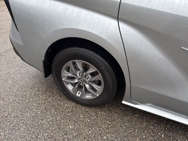 2025 Toyota Sienna XLE photo 3