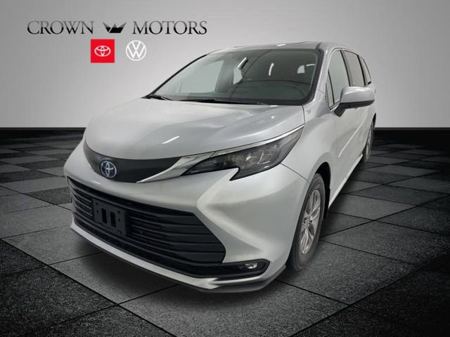 2025 Toyota Sienna XLE photo 3