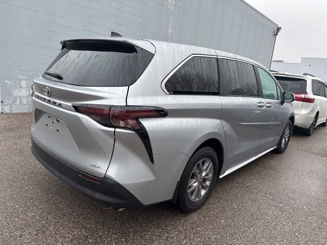 2025 Toyota Sienna XLE photo 4